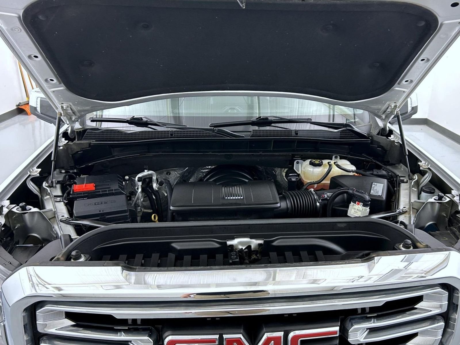 Used 2021 Silver GMC SLT image 25