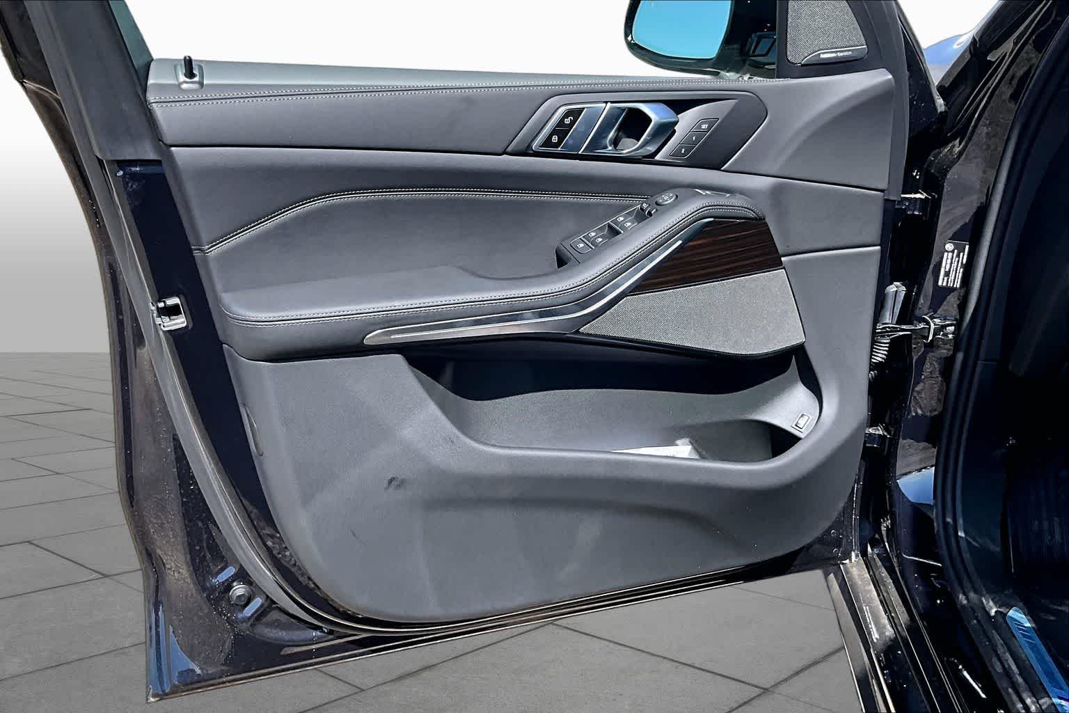 New 2026 Carbon Black Metallic BMW xDrive50e image 10