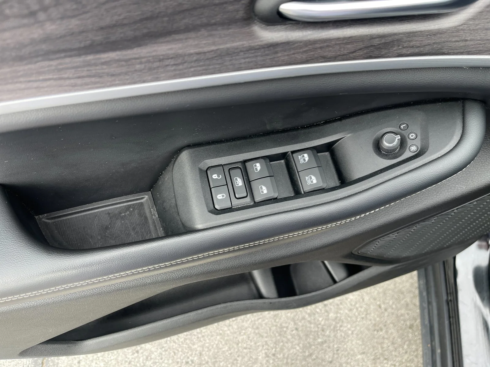 Used 2023  Jeep Limited image 13