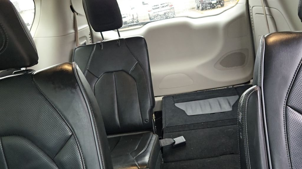 Used 2018 White Chrysler Limited image 19