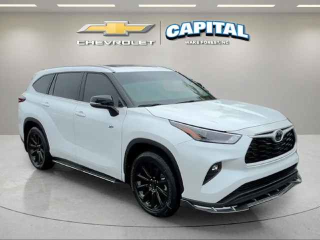 Used 2026 White/off-white Toyota XLE image 7