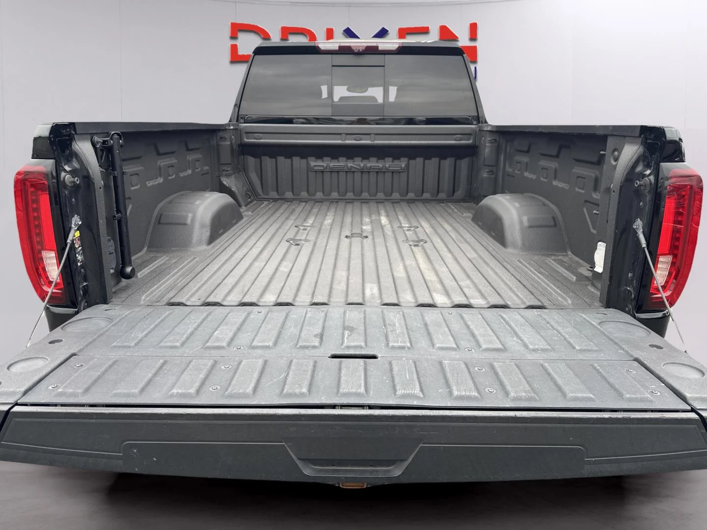 Used 2023 Onyx Black GMC Denali image 37