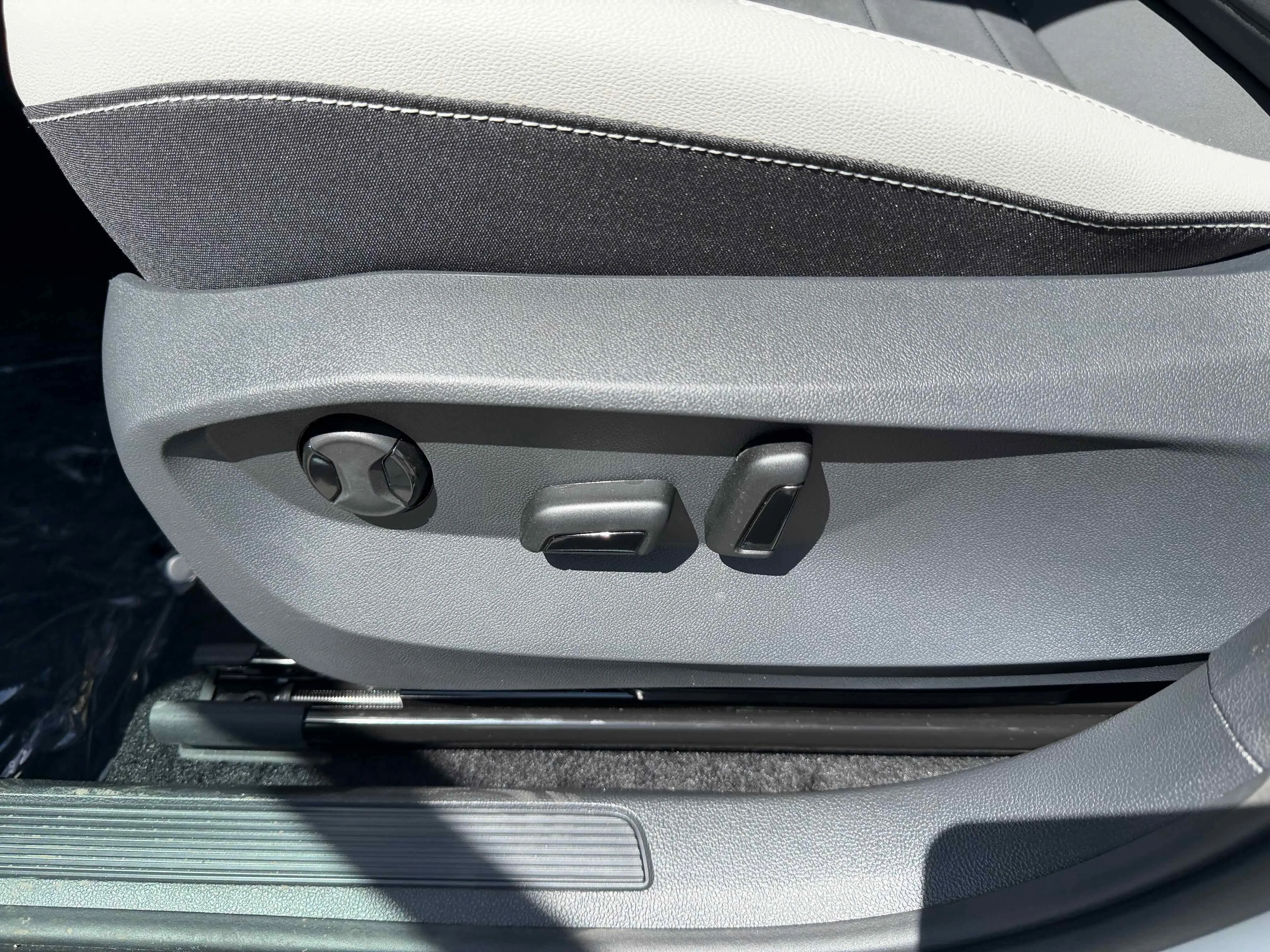 New 2026 Pure White Volkswagen SE image 14