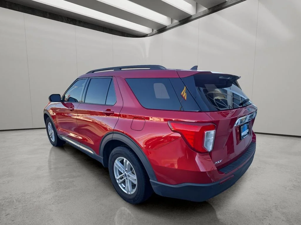 Used 2021 Rapid Red Metallic Tinted Clearcoat Ford XLT image 3