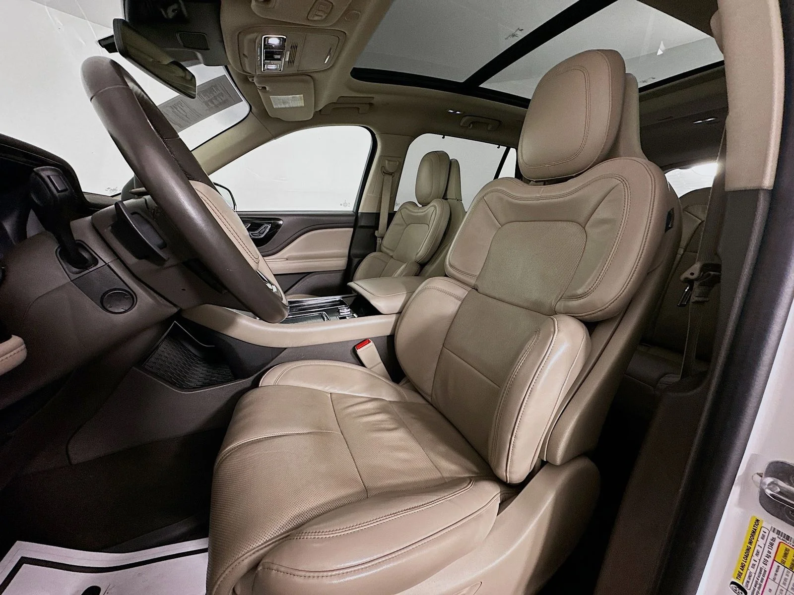 Used 2021 White Lincoln Reserve image 25