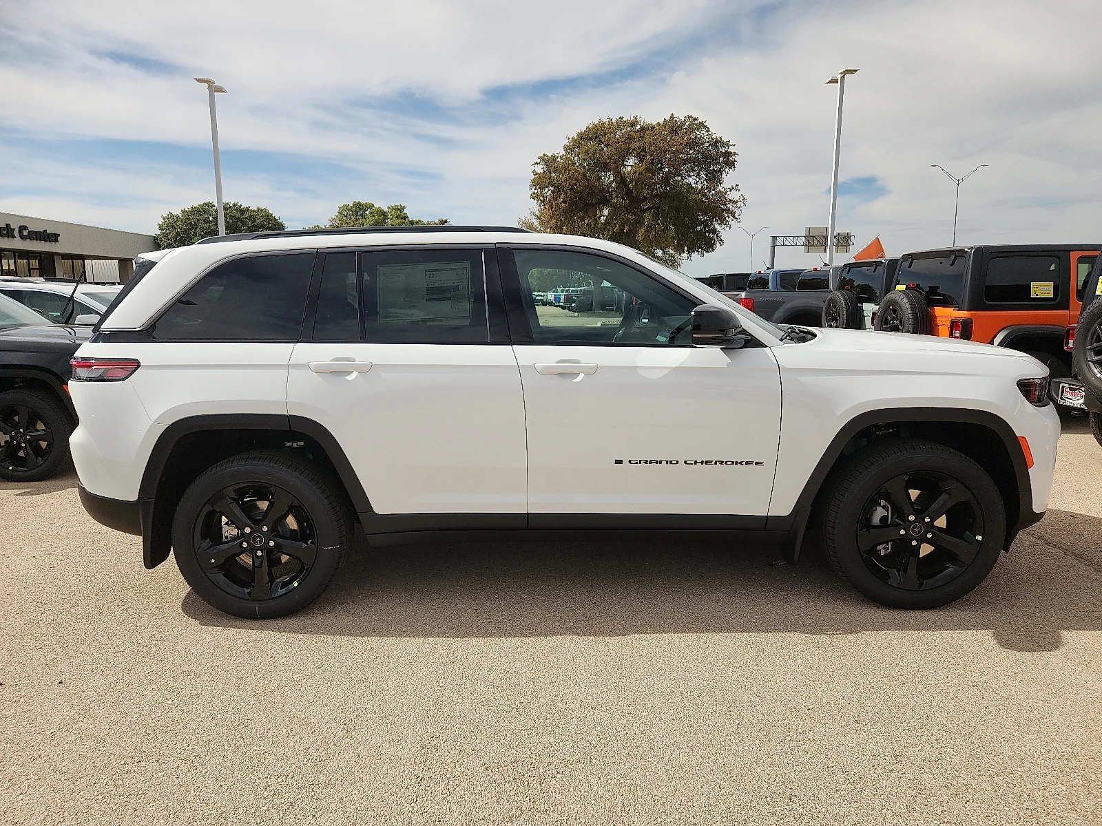 New 2027 Bright White Clear-Coat Paint Jeep LIMITED 4X4 image 5