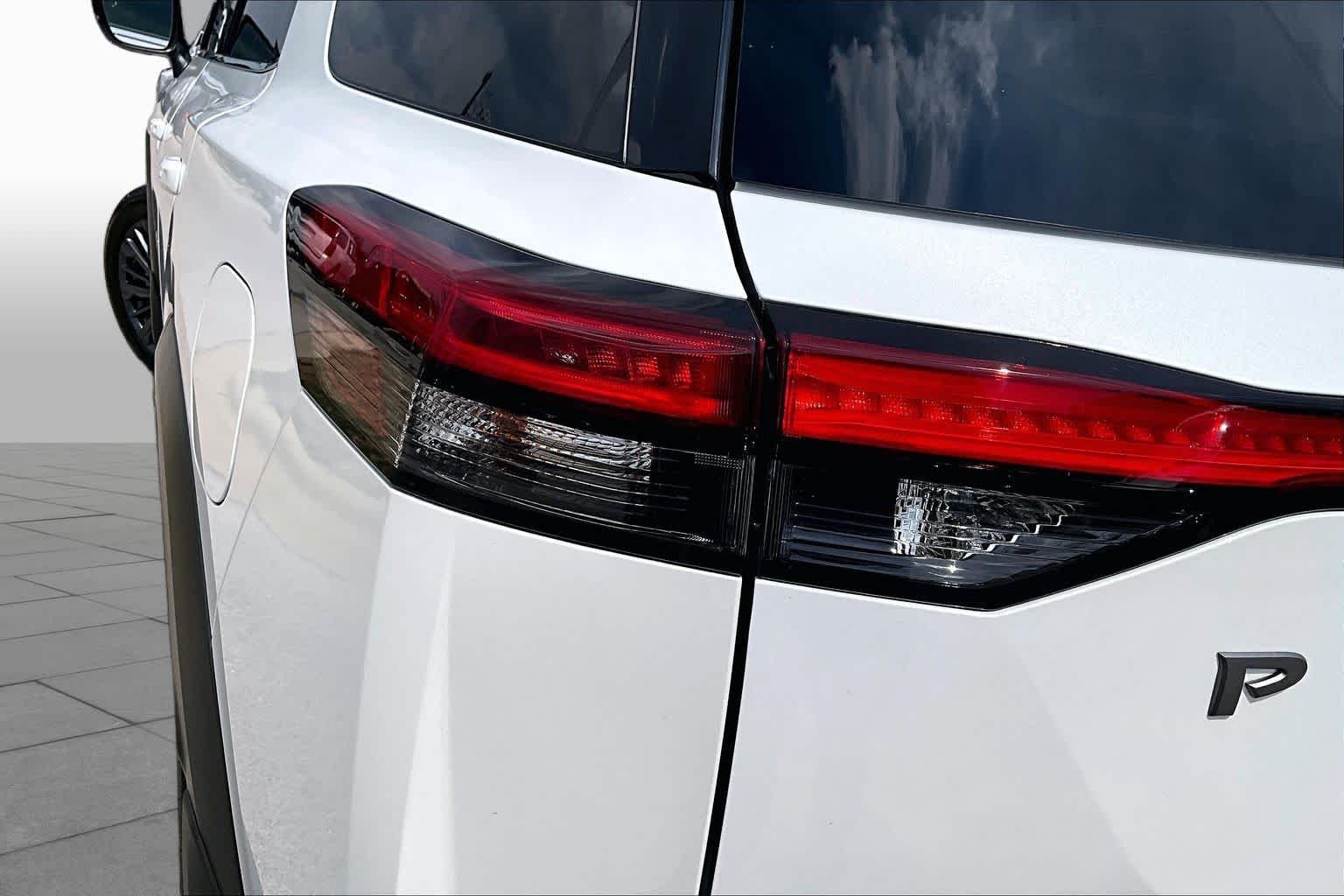 New 2026 Everest White Pearl TriCoat Nissan SL image 14
