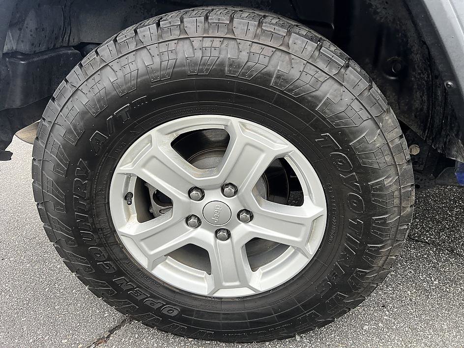 Used 2018 Ocean Blue Metallic Clearcoat Jeep Sport S image 11