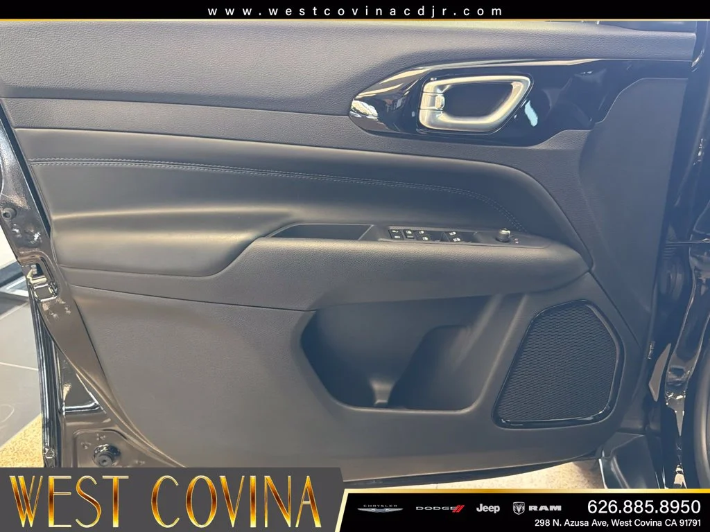 New 2026 Diamond Black Crystal Pearl-Coat Exterior Paint Jeep Latitude image 16