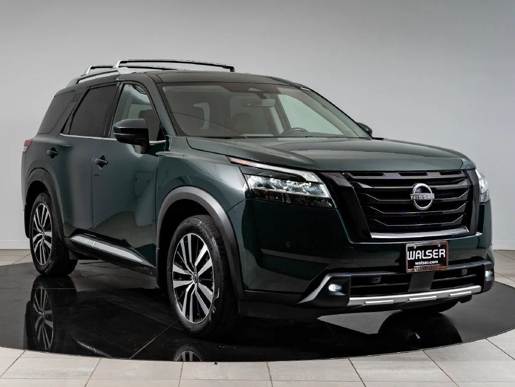 Used 2023 Obsidian Green Pearl Nissan Platinum image 12