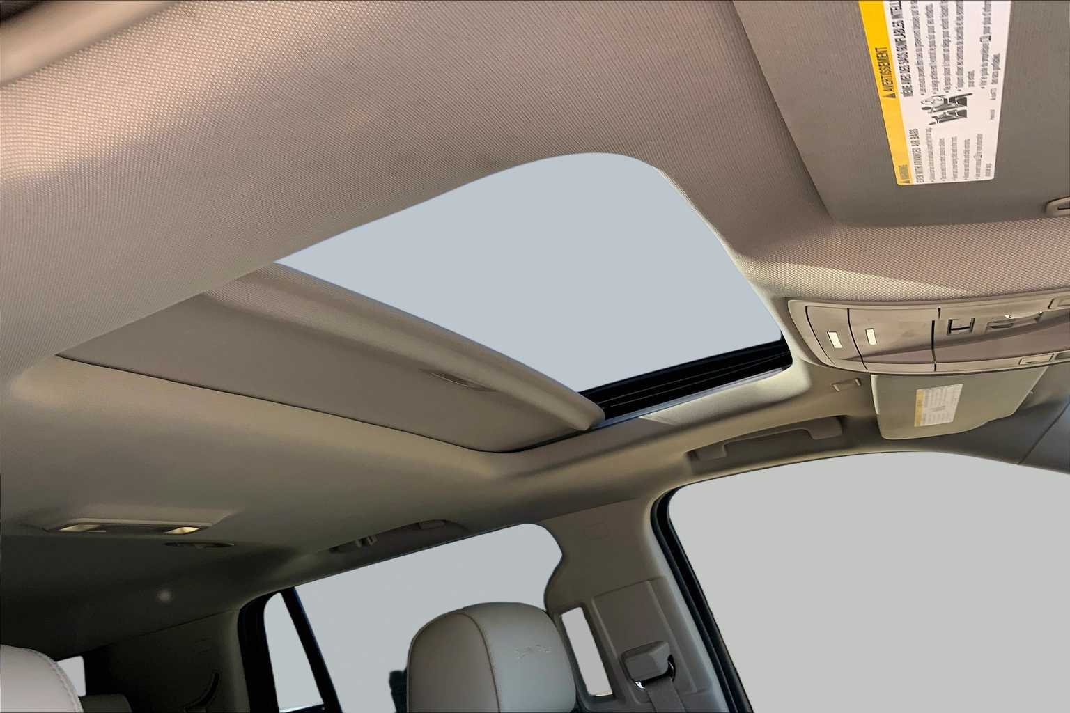 Used 2019 White Frost Tricoat GMC Denali image 14