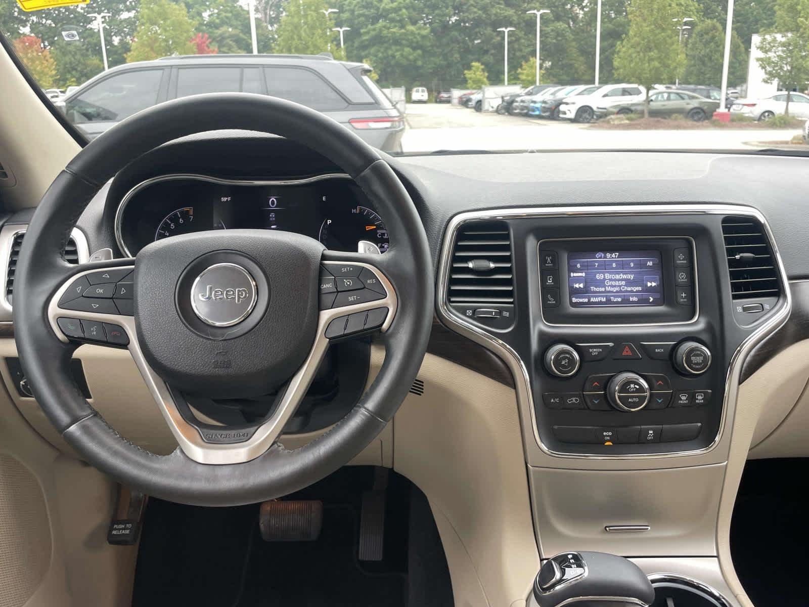 Used 2014 Cashmere Pearlcoat Jeep Laredo image 2