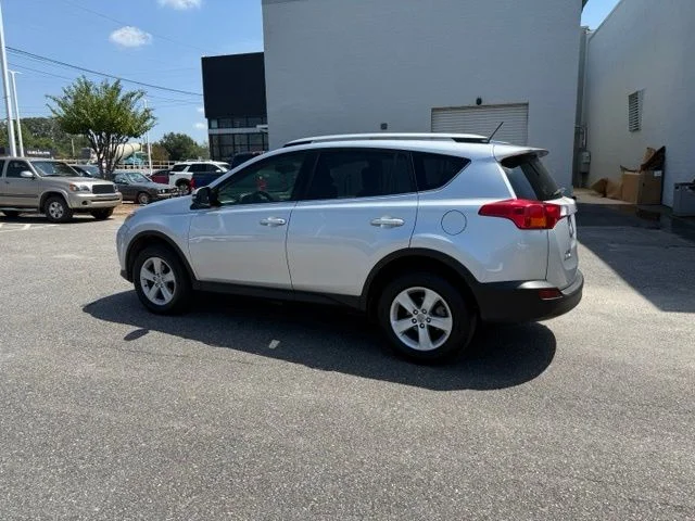 Used 2013 Classic Silver Metallic Toyota XLE image 4