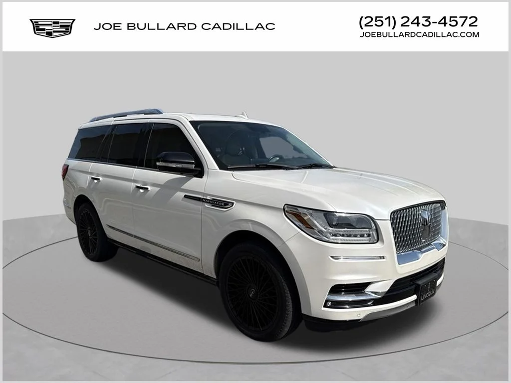 Used 2018 White Platinum Clearcoat Metallic Lincoln Select image 1