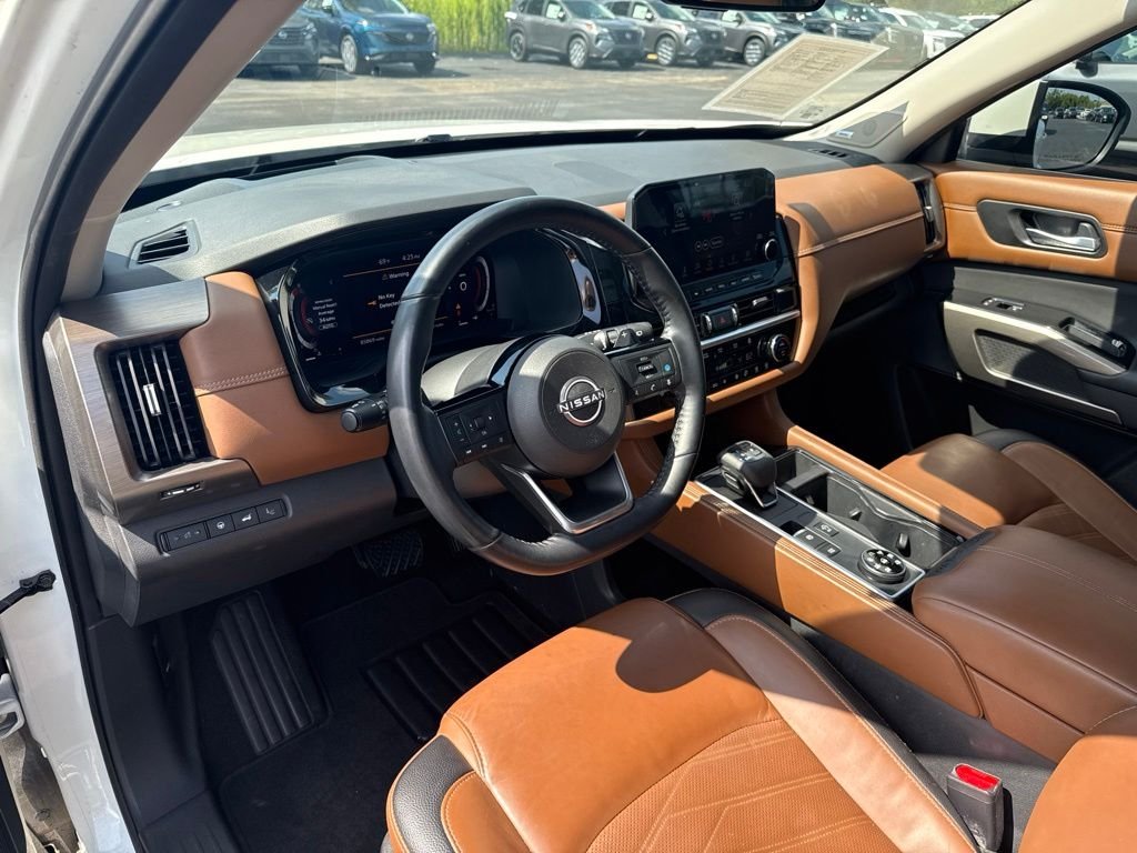 Used 2023 White Nissan Platinum image 11