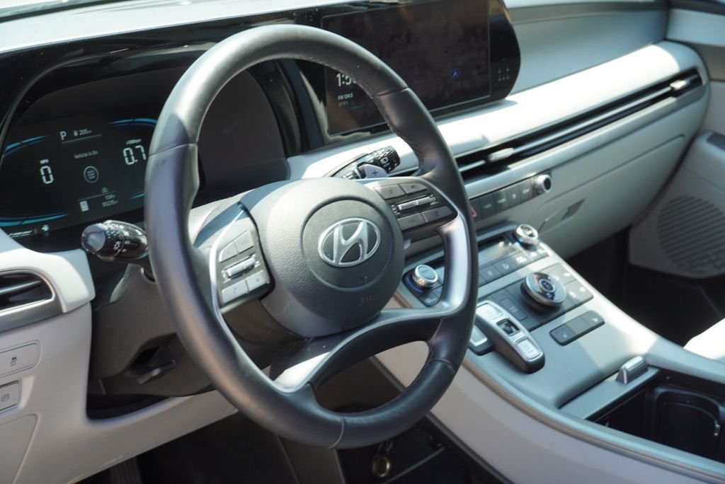 Used 2025 Silver Hyundai SEL image 19