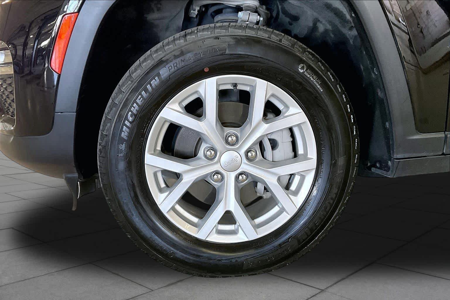 Used 2023 Diamond Black Crystal Pearlcoat Jeep Limited image 10