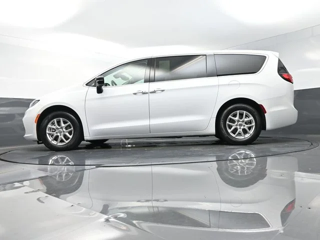 Used 2024 White Chrysler Touring L image 33