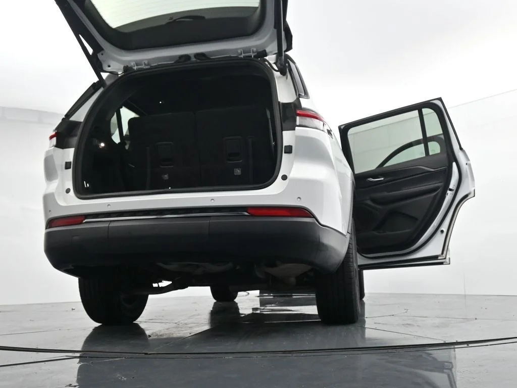 Used 2024 White Jeep Altitude image 40