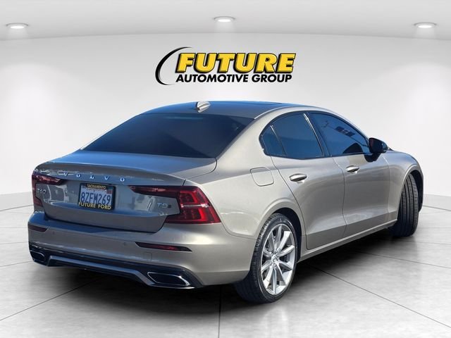 Used 2021 Gray Volvo T5 Momentum image 4