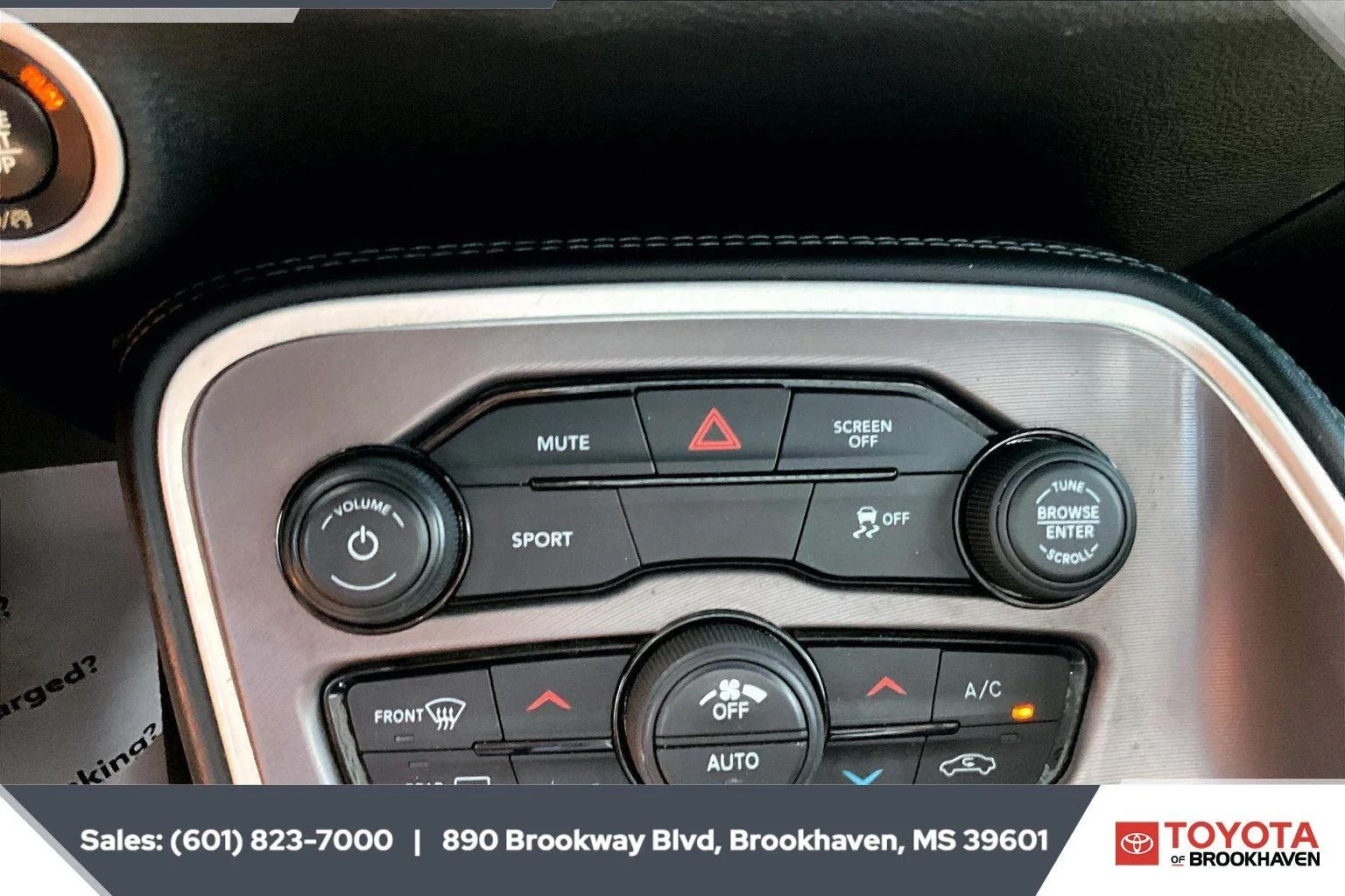Used 2022 Pitch Black Clearcoat Dodge SXT image 22