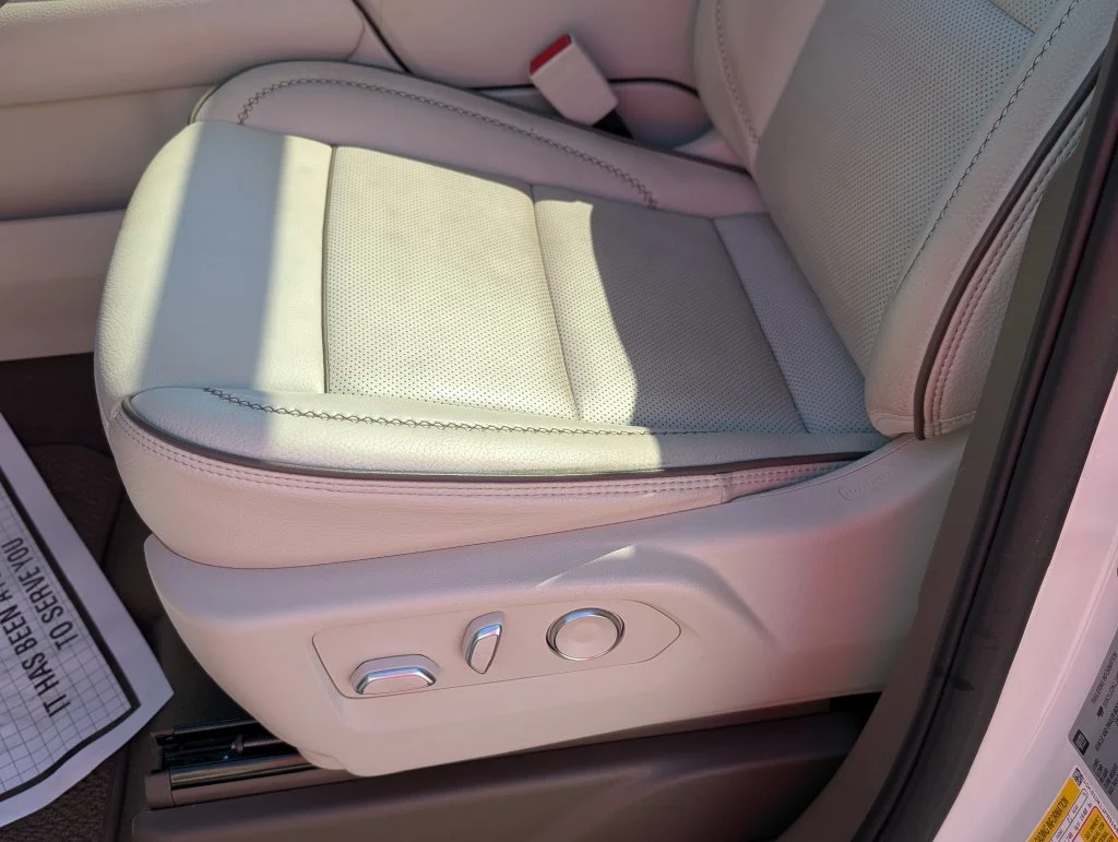 Used 2023 White GMC Denali image 29