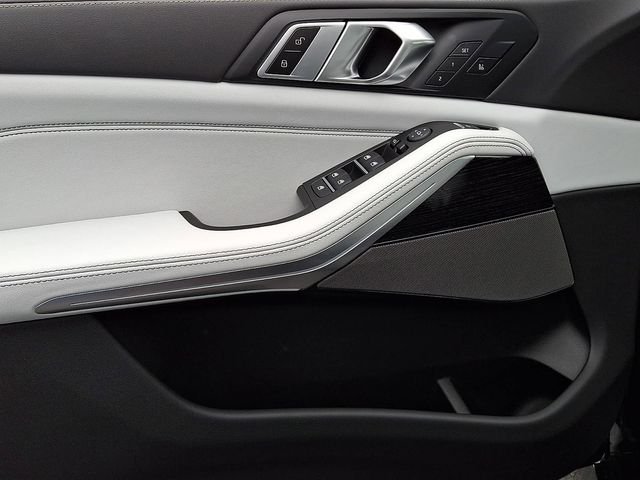 New 2026 Black Sapphire Metallic BMW xDrive40i image 10