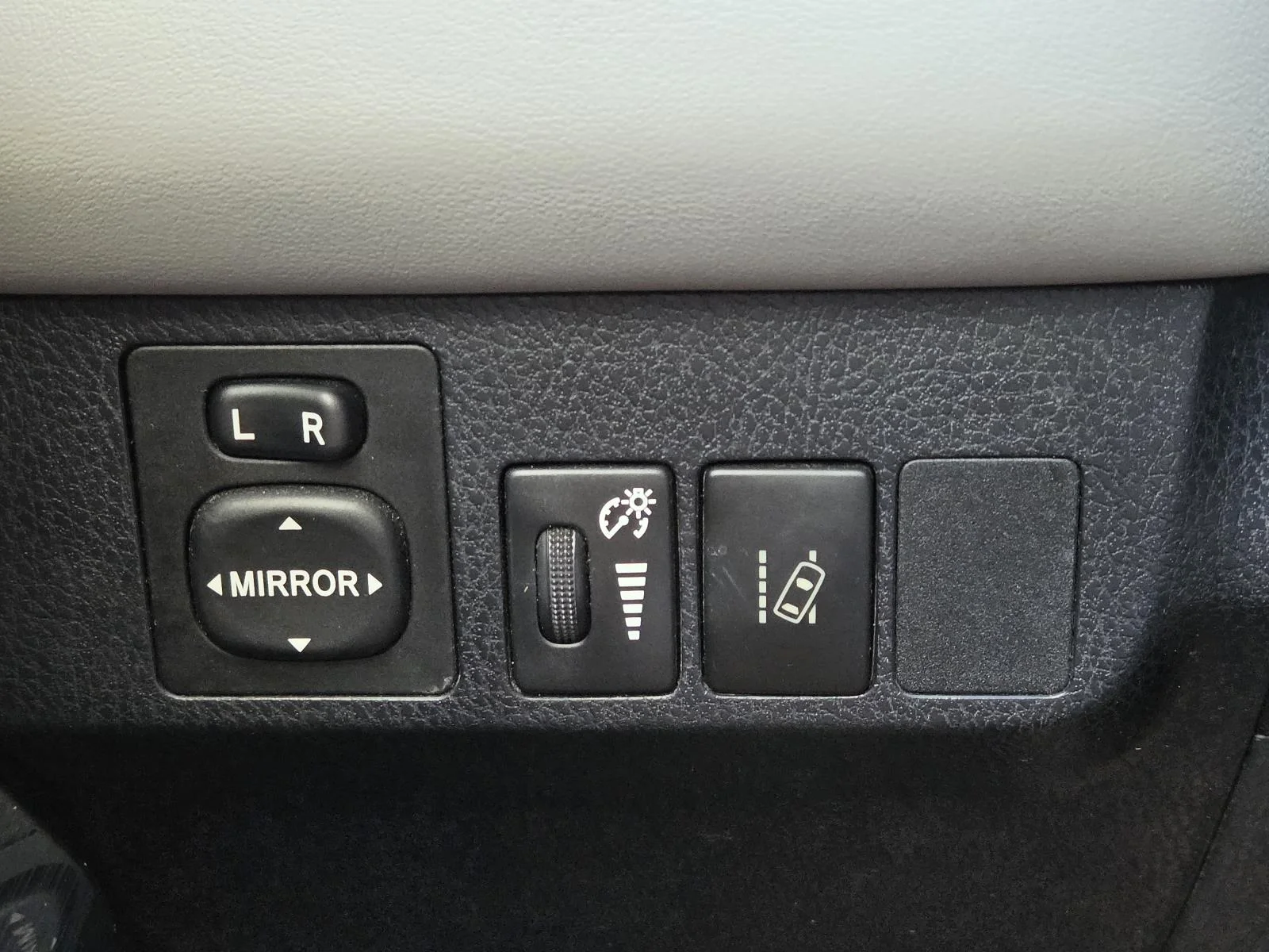 Used 2018 Silver Toyota Hybrid Limited AWD (Natl) image 22