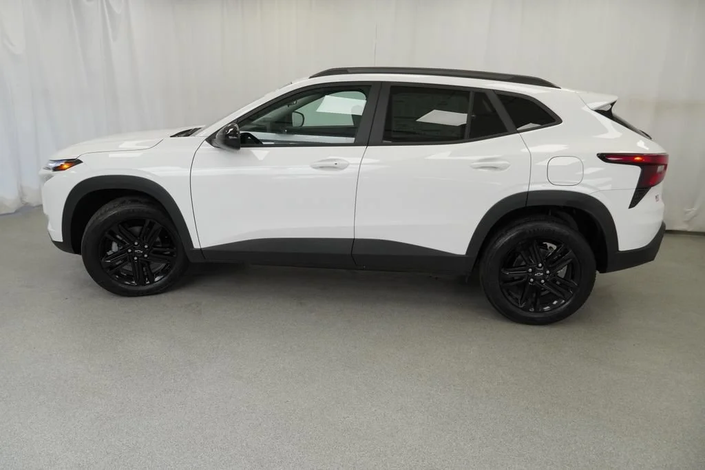 New 2026 Summit White Chevrolet ACTIV image 37
