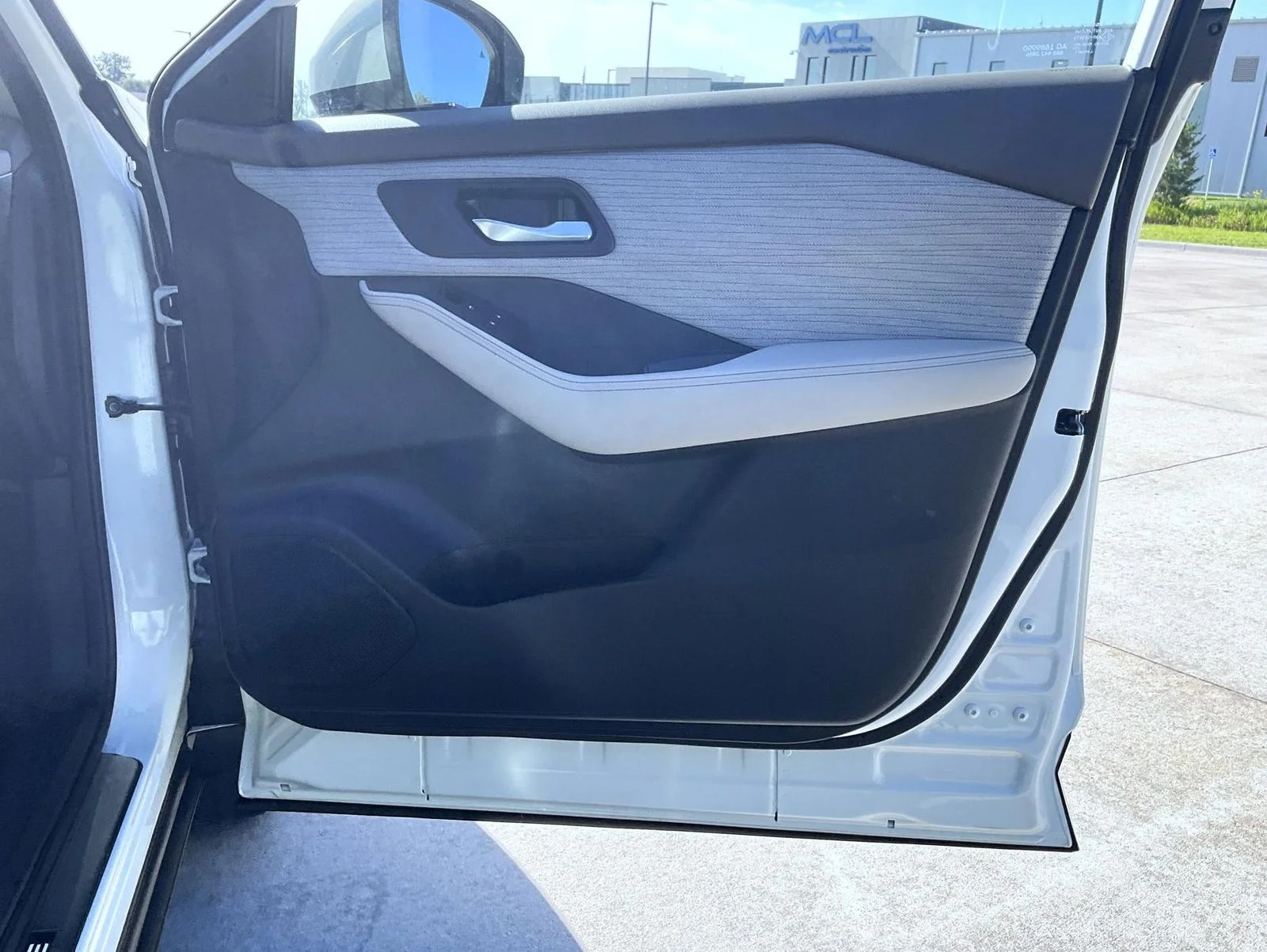 Used 2023 White Nissan SV image 17