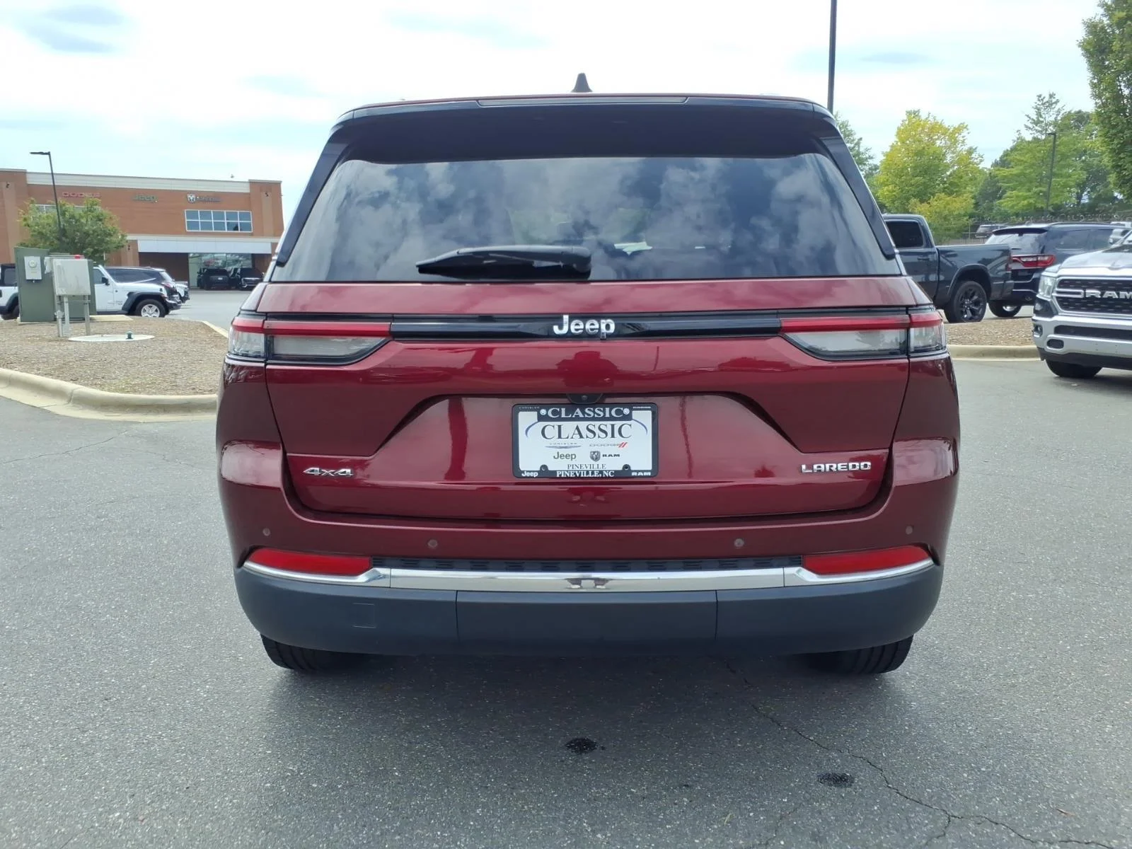 Used 2023 Velvet Red Pearlcoat Jeep Laredo image 16