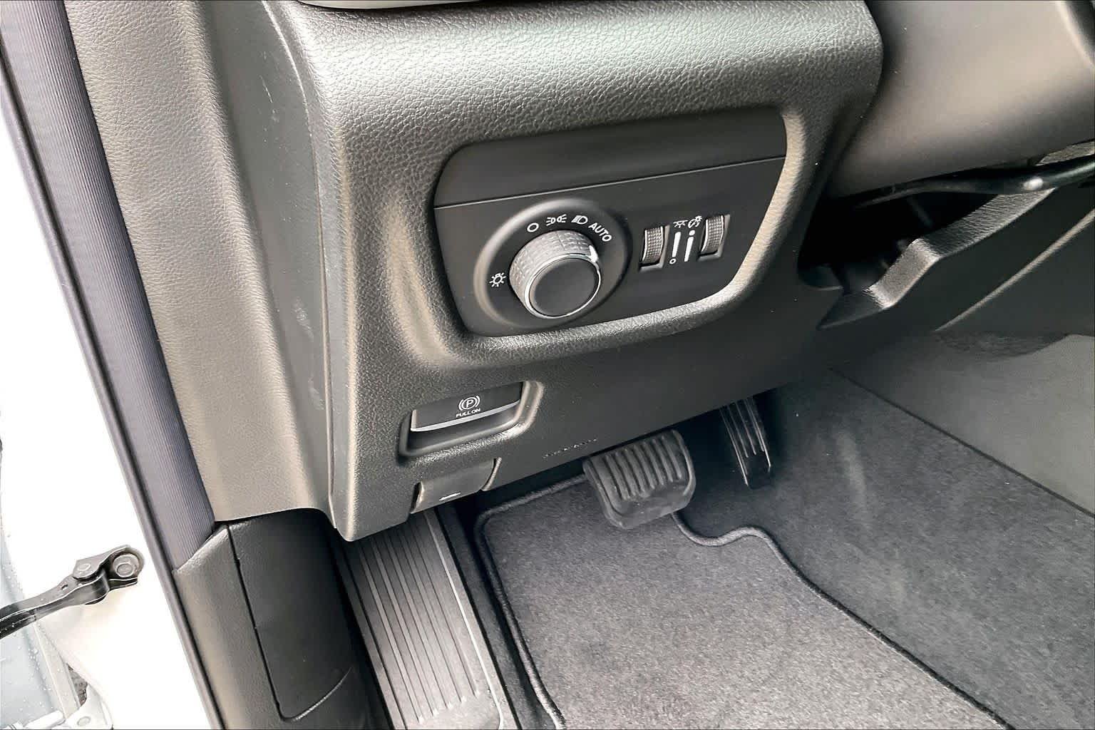 New 2026 Bright White Clear-Coat Exterior Paint Jeep Laredo Altitude image 18