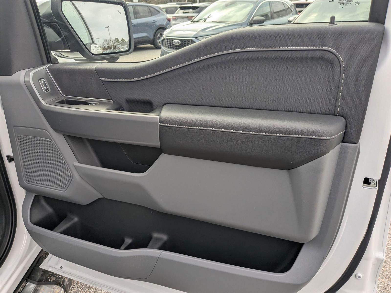 New 2025 Oxford White Ford XLT image 32