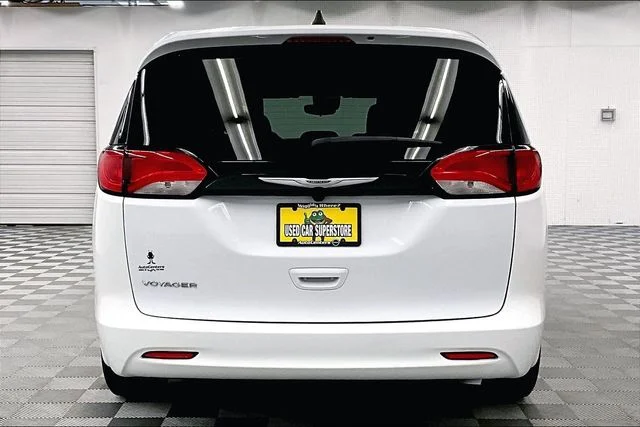 Used 2023 Bright White Clearcoat Chrysler LX image 5