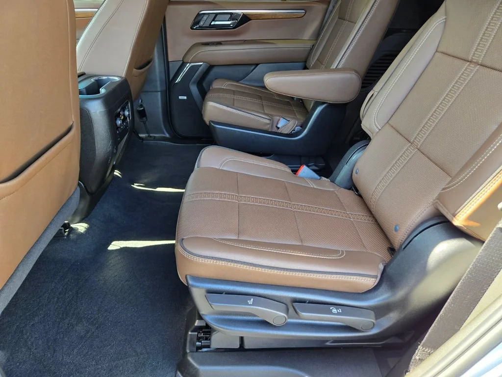 Used 2025 Iridescent Pearl Tricoat Chevrolet High Country image 3