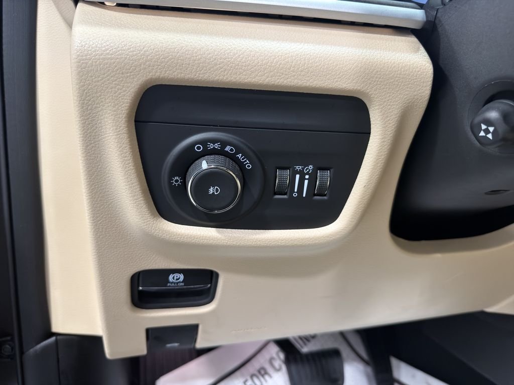 Used 2024 Rocky Mountain Pearlcoat Jeep Limited image 23
