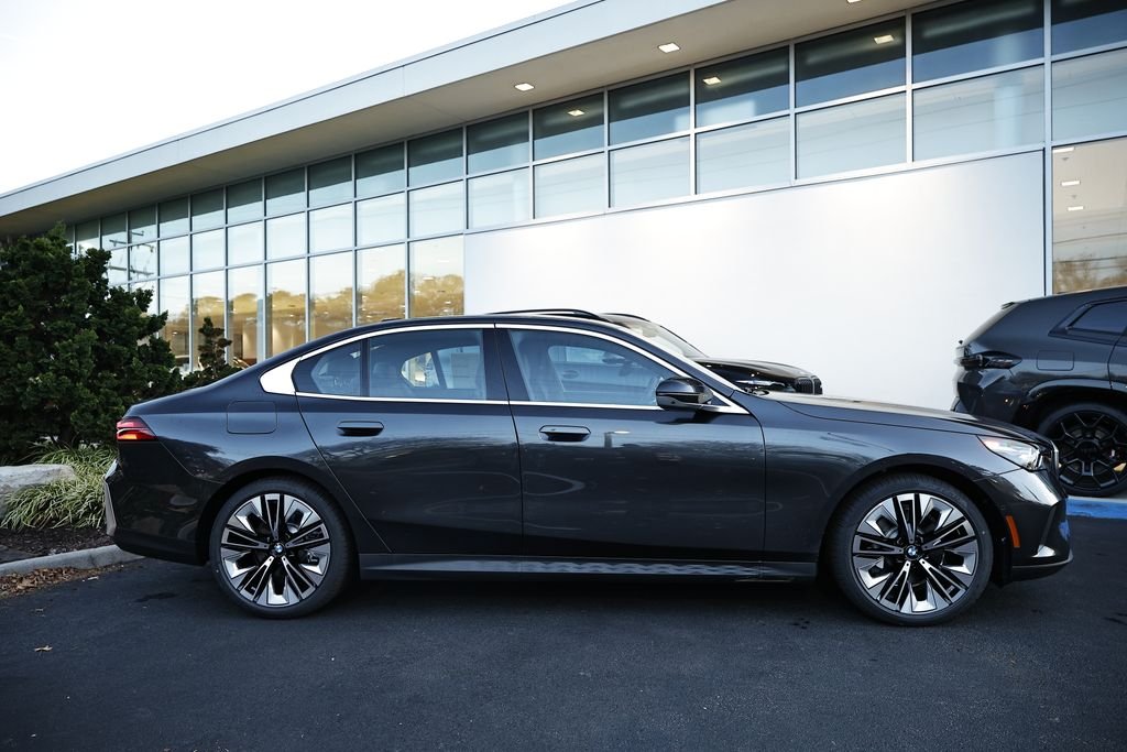 Used 2026 Dark Graphite Metallic BMW 530i image 4