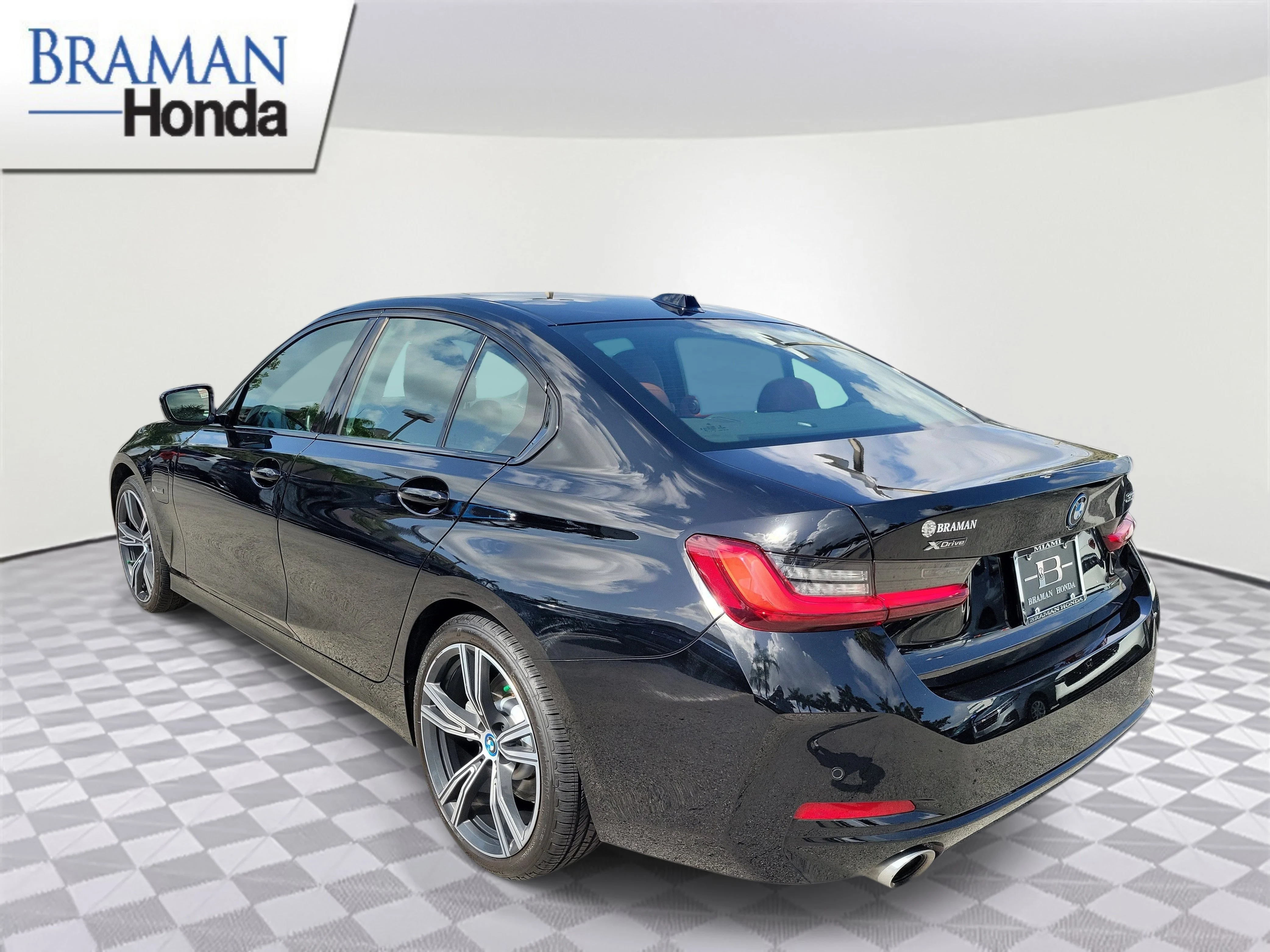 Used 2023 Jet Black BMW 330e xDrive image 4