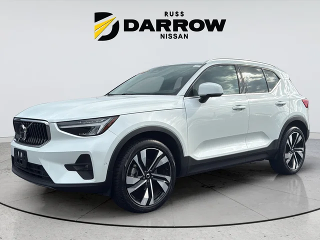 2023 Volvo XC40 B5 Plus Bright Theme