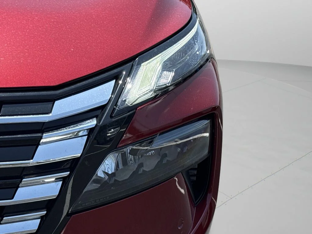 Used 2025 Red Nissan SL image 17