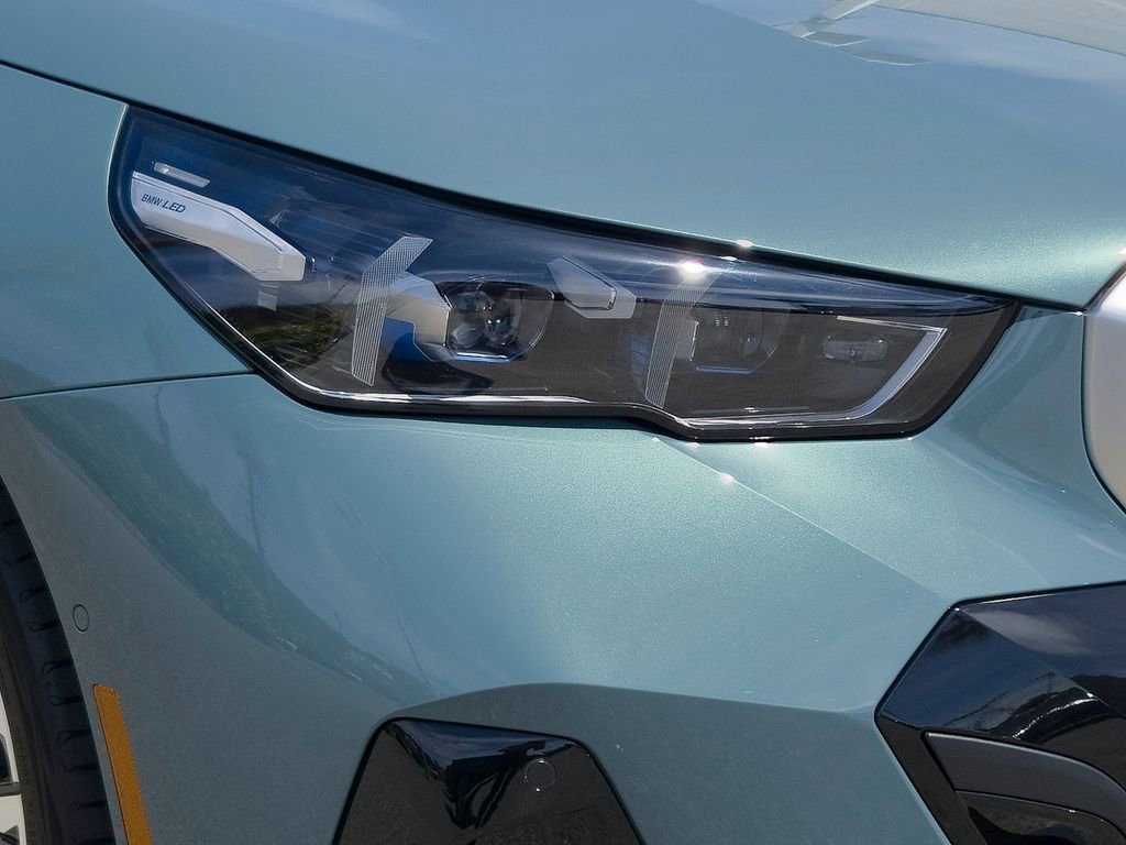New 2026 Cape York Green Metallic BMW 550e xDrive image 5