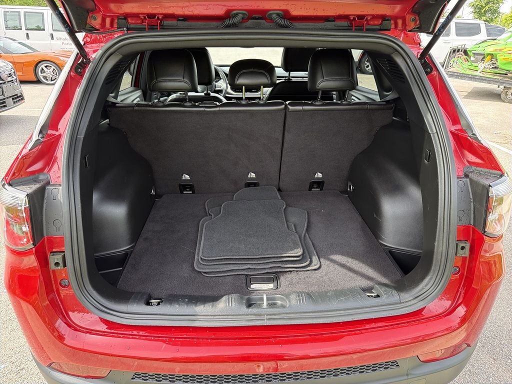 Used 2024  Jeep Latitude image 21