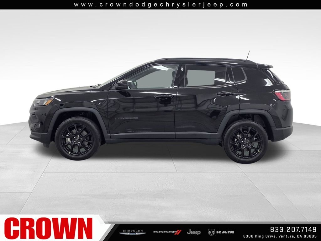 New 2026 Diamond Black Crystal Pearl-Coat Exterior Paint Jeep Latitude image 8