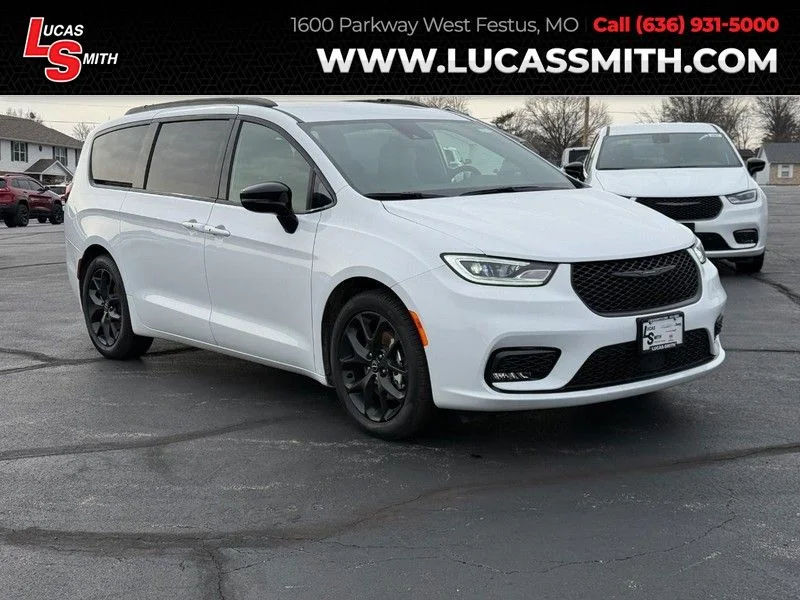2026 Chrysler Pacifica Select's photo