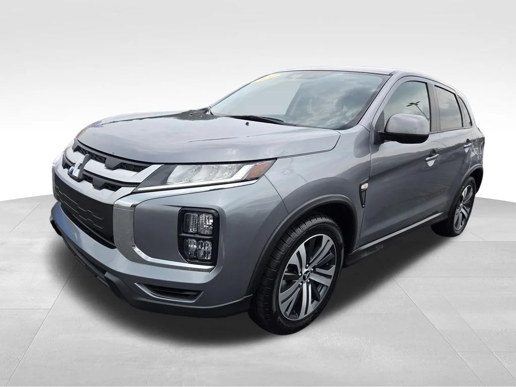Used 2024 Gray Mitsubishi 2.0 SE image 3