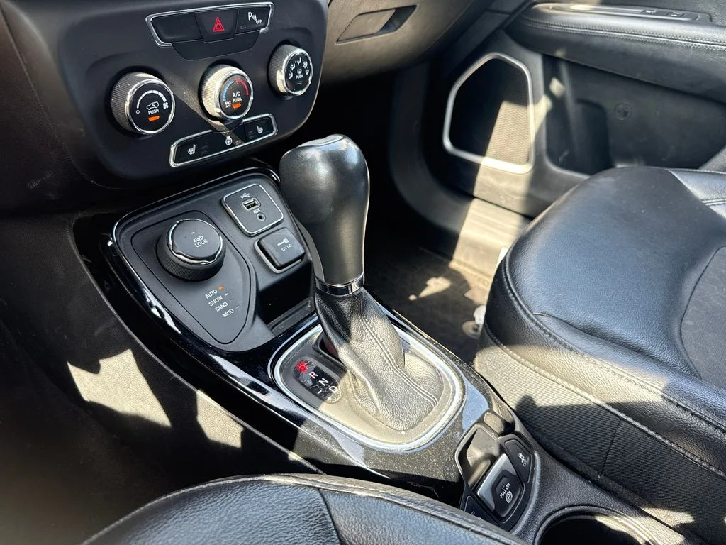 Used 2018 White Jeep Latitude image 21