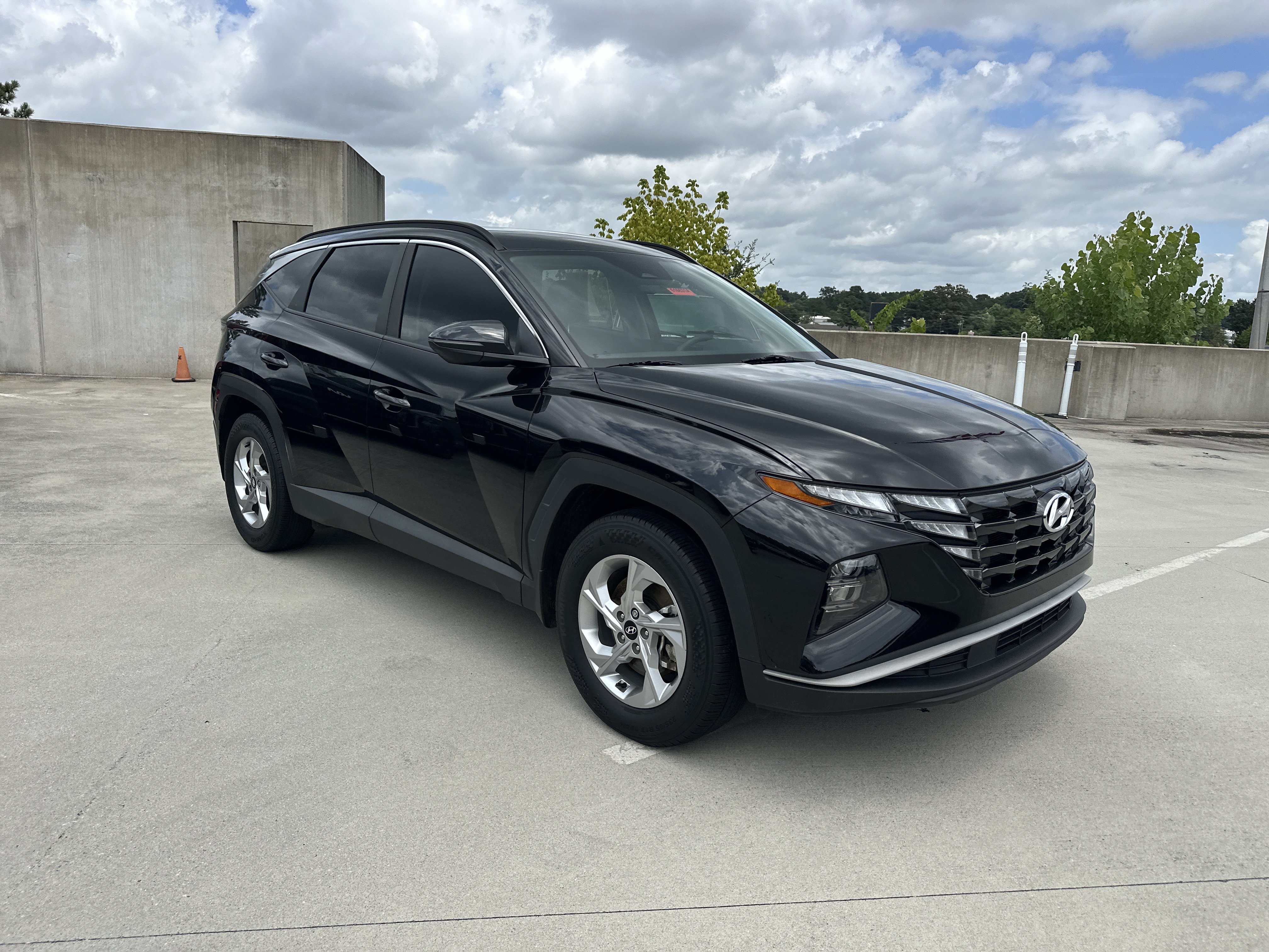Used 2022 Phantom Black Hyundai SEL image 4