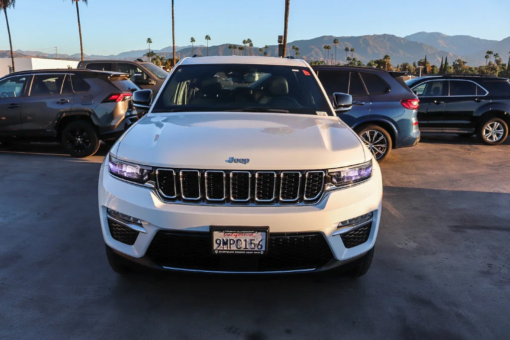 Used 2024 White Jeep Limited image 3