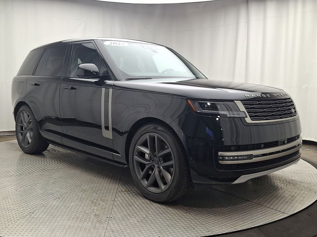 Used 2025  Land Rover SE image 3