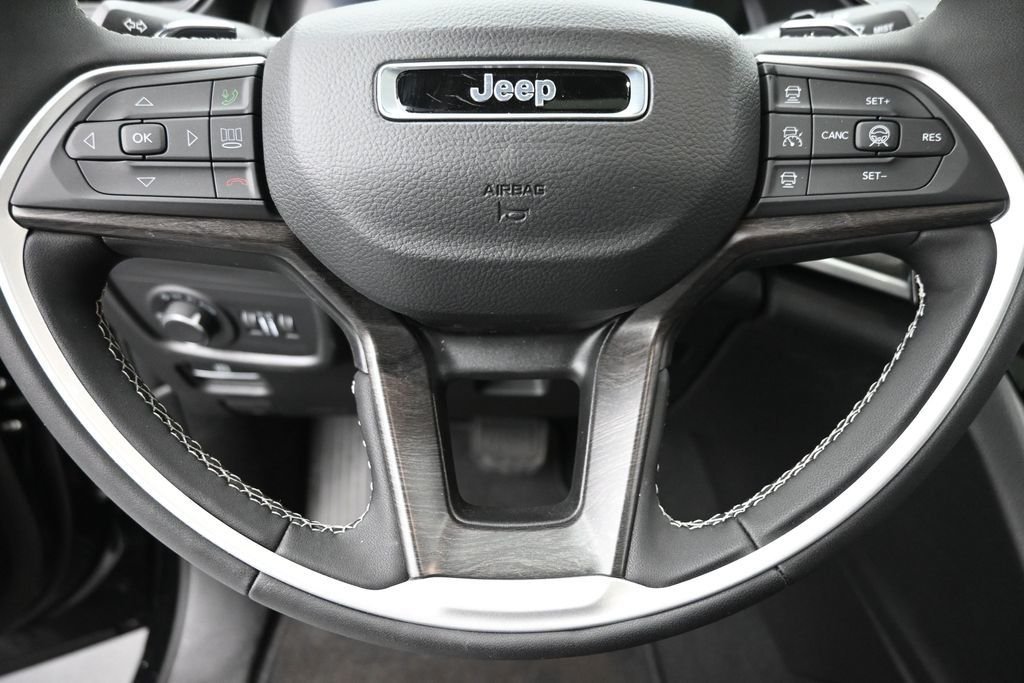 New 2026 Diamond Black Crystal Pearl-Coat Exterior Paint Jeep Altitude image 17